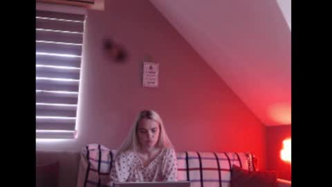 Snapshot of dreamcatcherfantasy chatting on 06-10-26, 07:29 A girl online show from 06-10-26, 07:29