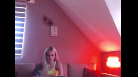 Snapshot of dreamcatcherfantasy chatting on 06-12-26, 08:02 A girl online show from 06-12-26, 08:02