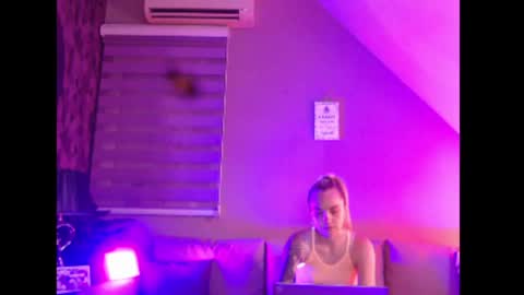 Snapshot of dreamcatcherfantasy chatting on 06-24-26, 07:29 A girl online show from 06-24-26, 07:29