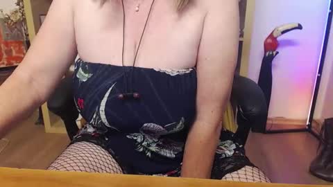 Snapshot of dreammilfi chatting on 11-10-25, 08:24 dreammilfi online show from 11-10-25, 08:24