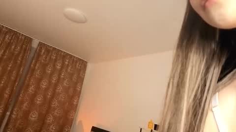 Snapshot of dreamsnoir chatting on 10-11-25, 07:34 Mila online show from 10-11-25, 07:34