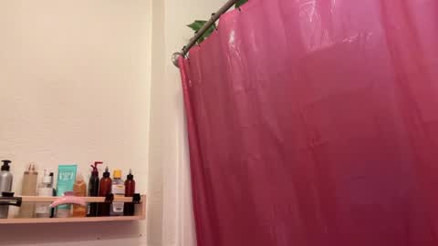 Snapshot of dreamyriri chatting on 12-18-24, 04:28 RIRI OR DREAMY online show from 12-18-24, 04:28