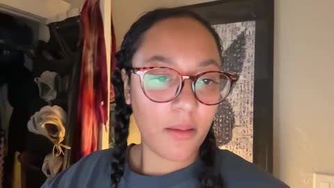 Snapshot of dreamyriri chatting on 02-19-25, 06:00 RIRI OR DREAMY online show from 02-19-25, 06:00