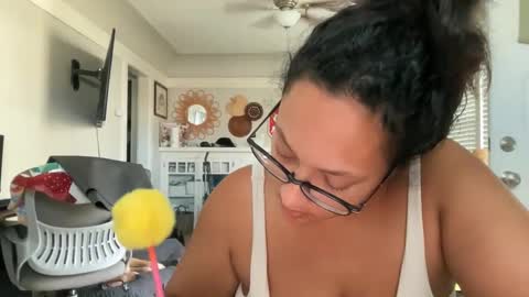 Snapshot of dreamyriri chatting on 09-23-25, 03:59 RIRI OR DREAMY online show from 09-23-25, 03:59