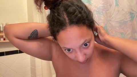 Snapshot of dreamyriri chatting on 10-22-25, 03:01 RIRI OR DREAMY online show from 10-22-25, 03:01