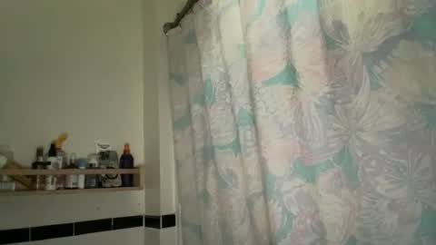 Snapshot of dreamyriri chatting on 12-14-25, 04:45 RIRI OR DREAMY online show from 12-14-25, 04:45