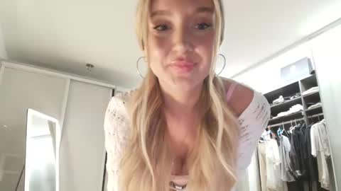 Snapshot of dreamyylilah chatting on 04-28-26, 01:48 Lilah online show from 04-28-26, 01:48