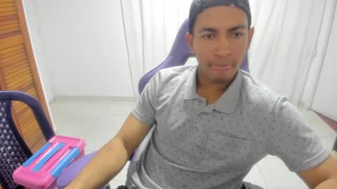 Snapshot of duilber chatting on 10-31-25, 02:07 Duilber online show from 10-31-25, 02:07