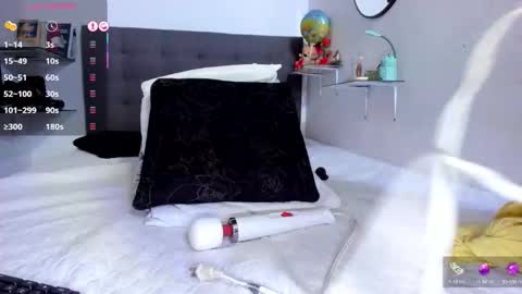 Snapshot of dulccemariaa chatting on 10-18-25, 10:32 Dulce Maria online show from 10-18-25, 10:32