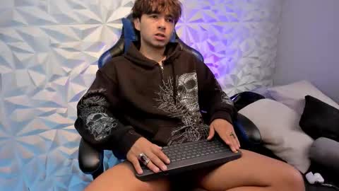 Snapshot of dylan_walton chatting on 10-15-25, 01:44 Dylan online show from 10-15-25, 01:44