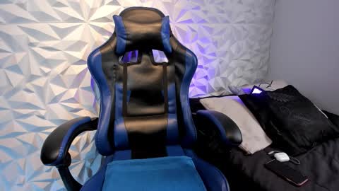 Snapshot of dylan_walton chatting on 10-29-25, 01:35 Dylan online show from 10-29-25, 01:35