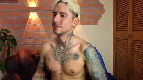 Snapshot of dylanstonne1 chatting on 10-10-25, 09:25 D Y L A N online show from 10-10-25, 09:25