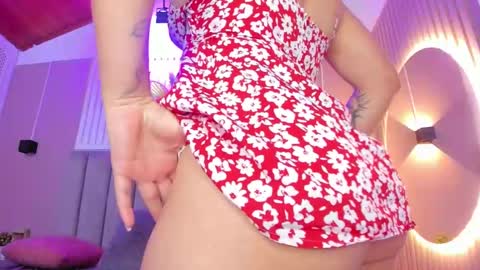 Snapshot of dyvis_22 chatting on 02-14-25, 05:25 Juana online show from 02-14-25, 05:25