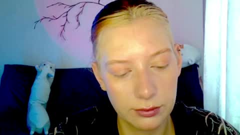 Snapshot of earn_my_lily chatting on 04-18-26, 07:01 Lily online show from 04-18-26, 07:01
