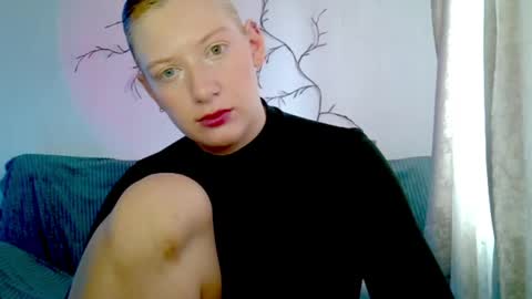Snapshot of earn_my_lily chatting on 04-29-26, 07:23 Lily online show from 04-29-26, 07:23