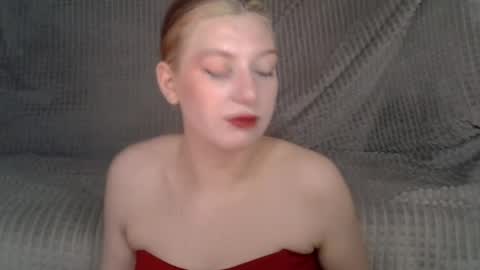 Snapshot of earn_my_lily chatting on 05-08-26, 07:14 Lily online show from 05-08-26, 07:14