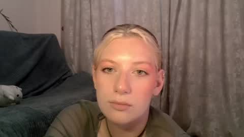 Snapshot of earn_my_lily chatting on 06-18-26, 09:14 Lily online show from 06-18-26, 09:14