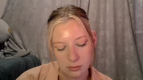 Snapshot of earn_my_lily chatting on 06-21-26, 02:52 Lily online show from 06-21-26, 02:52
