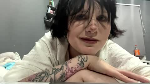 Snapshot of earthascritchfield chatting on 04-19-26, 06:10 Rina online show from 04-19-26, 06:10