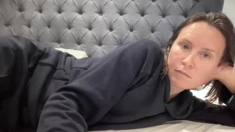 Nadia Ferreira  online show from 10-04-25, 06:50