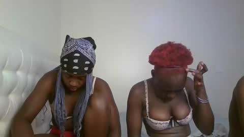 Snapshot of ebony_doll11 chatting on 11-10-25, 10:25 melons online show from 11-10-25, 10:25