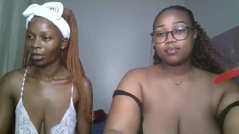 Snapshot of ebony_doll11 chatting on 11-29-25, 09:18 melons online show from 11-29-25, 09:18