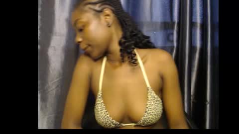 Snapshot of ebony_petitequeen chatting on 09-10-25, 10:26 Ella online show from 09-10-25, 10:26