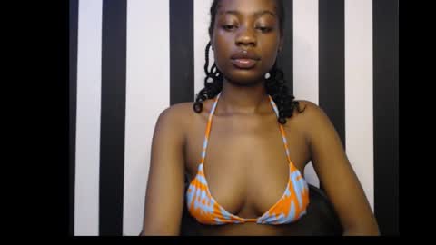 Snapshot of ebony_petitequeen chatting on 09-19-25, 08:16 Ella online show from 09-19-25, 08:16