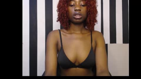 Snapshot of ebony_petitequeen chatting on 09-29-25, 12:10 Ella online show from 09-29-25, 12:10