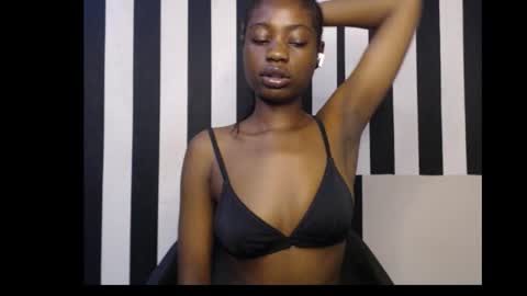 Snapshot of ebony_petitequeen chatting on 10-06-25, 12:57 Ella online show from 10-06-25, 12:57