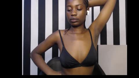 Snapshot of ebony_petitequeen chatting on 10-07-25, 01:03 Ella online show from 10-07-25, 01:03