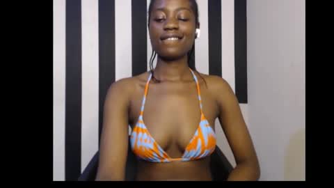 Snapshot of ebony_petitequeen chatting on 10-13-25, 01:11 Ella online show from 10-13-25, 01:11