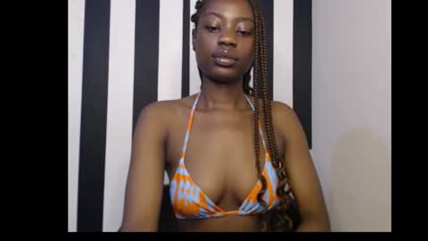 Snapshot of ebony_petitequeen chatting on 10-30-25, 09:44 Ella online show from 10-30-25, 09:44