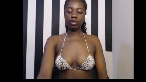 Snapshot of ebony_petitequeen chatting on 11-11-25, 08:47 Ella online show from 11-11-25, 08:47