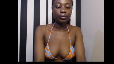 Snapshot of ebony_petitequeen chatting on 11-12-25, 11:32 Ella online show from 11-12-25, 11:32