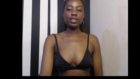 Snapshot of ebony_petitequeen chatting on 11-12-25, 11:36 Ella online show from 11-12-25, 11:36