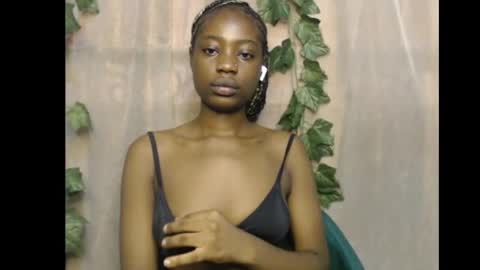 Snapshot of ebony_petitequeen chatting on 11-26-25, 01:01 Ella online show from 11-26-25, 01:01