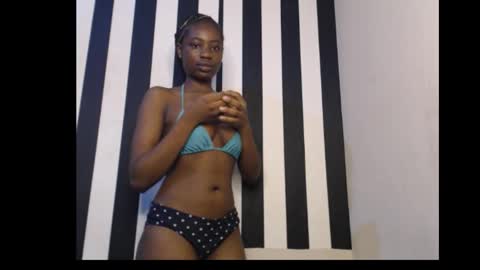Snapshot of ebony_petitequeen chatting on 11-29-25, 08:45 Ella online show from 11-29-25, 08:45