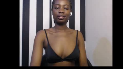Snapshot of ebony_petitequeen chatting on 11-30-25, 08:51 Ella online show from 11-30-25, 08:51