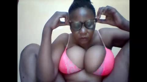 Snapshot of ebonybussy chatting on 09-19-25, 08:16 MAMITO online show from 09-19-25, 08:16