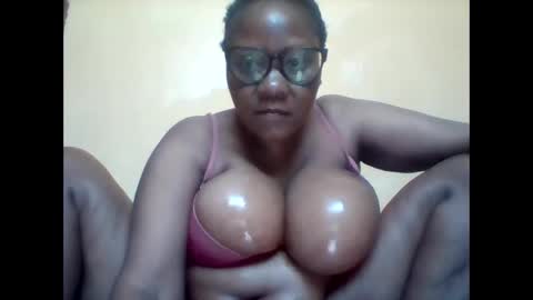 Snapshot of ebonybussy chatting on 10-05-25, 07:39 MAMITO online show from 10-05-25, 07:39