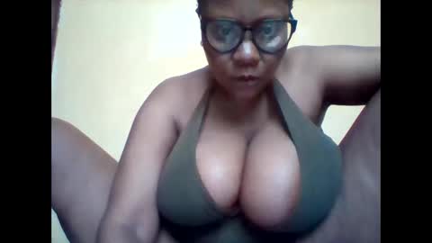 Snapshot of ebonybussy chatting on 10-28-25, 07:12 MAMITO online show from 10-28-25, 07:12