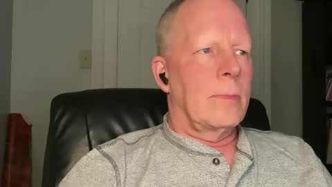 Snapshot of eddygl1968 chatting on 12-18-25, 02:39 Eddy online show from 12-18-25, 02:39