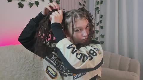 Snapshot of edithgalpin chatting on 01-16-25, 11:37 Lisa online show from 01-16-25, 11:37