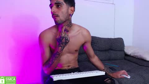 Snapshot of edward_johnsonn chatting on 12-16-25, 01:27 edward_johnsonn online show from 12-16-25, 01:27