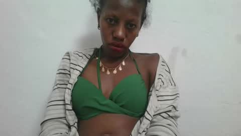 Snapshot of edwige770943 chatting on 06-07-26, 01:21 edwige770943 online show from 06-07-26, 01:21