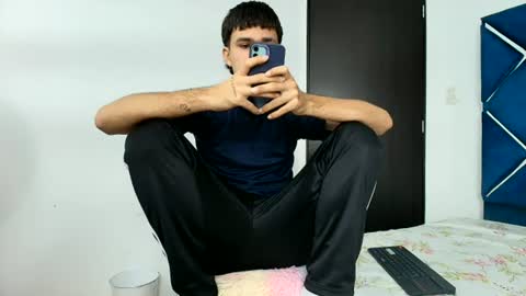 Snapshot of edwinboys chatting on 06-12-26, 01:21 Edwin online show from 06-12-26, 01:21