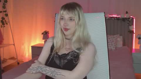 Snapshot of eevamarie chatting on 03-28-26, 05:12 EVA NON NUDE online show from 03-28-26, 05:12