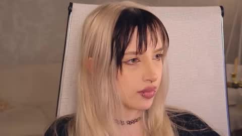 Snapshot of eevamarie chatting on 06-01-26, 04:09 EVA NON NUDE online show from 06-01-26, 04:09