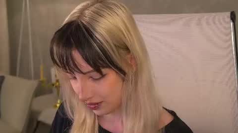 Snapshot of eevamarie chatting on 06-12-26, 04:50 EVA NON NUDE online show from 06-12-26, 04:50